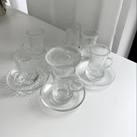 Un ensemble de verres à martini avec des motifs de peau d'arbre sur la surface et des rayures verticales martelées.