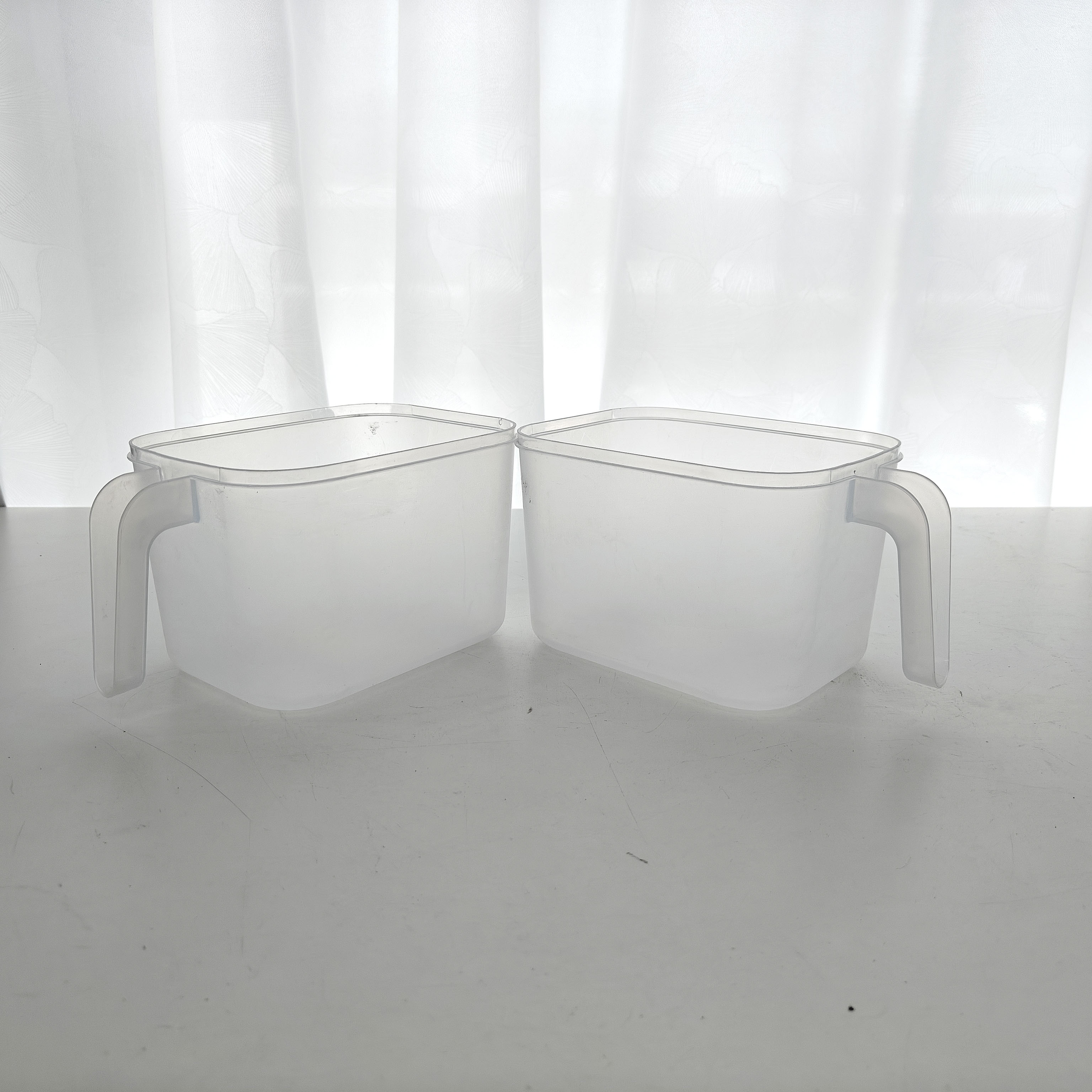 Small sealed refrigerator storage capacity: 982 liters