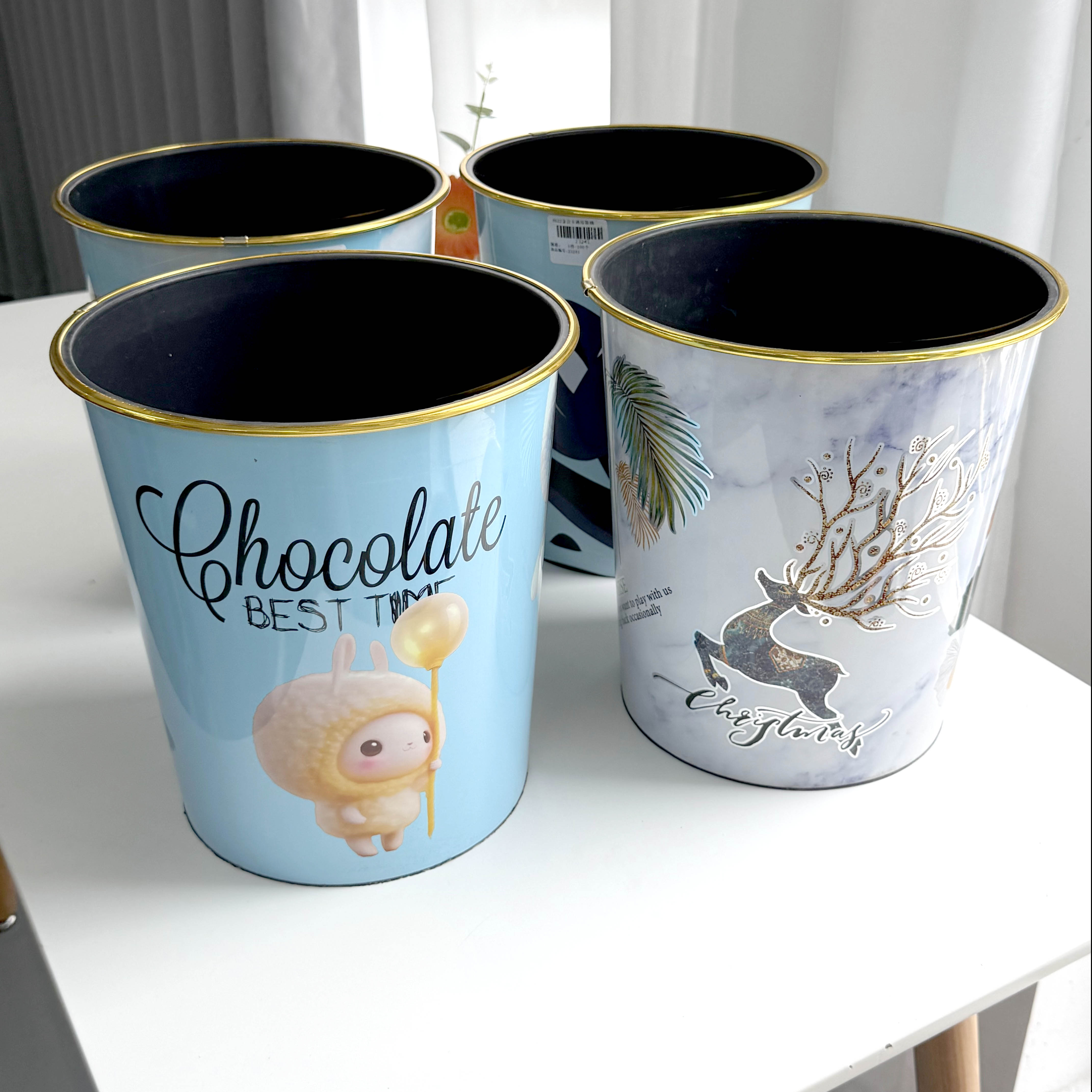 8622 سلة قمامة كارتونية في بنوم بنه.