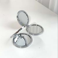 مرآة مطوية ذات طلاء كهربيّ لعام 2019.