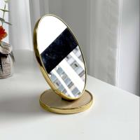 60242 Miroir en bois avec bordure en or ovale.