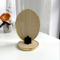 60242 Miroir en bois avec bordure en or ovale.