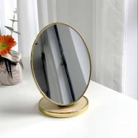 60242 Miroir en bois avec bordure en or ovale.