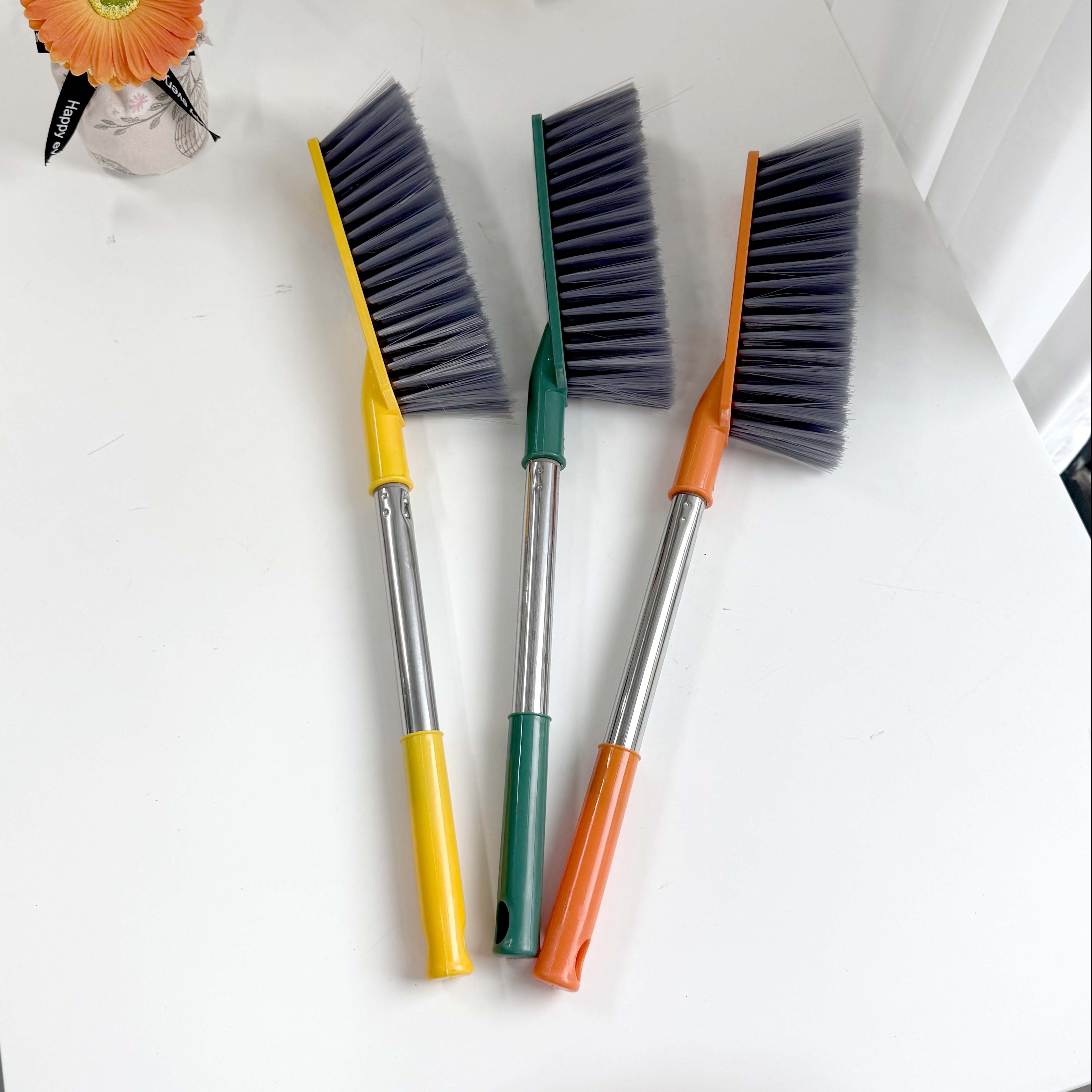 فرشاة السرير ذات المقبض الفولاذي 002، مع شعر رمادي، في عبوة بسيطة.