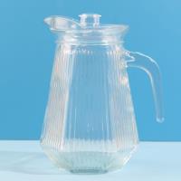 إبريق زجاجي على شكل دلو بمقبض على شكل مربع وفوهة على شكل مخروط.
