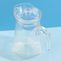 إبريق زجاجي على شكل دلو بمقبض على شكل مربع وفوهة على شكل مخروط.