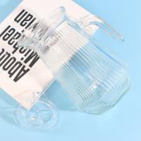 إبريق زجاجي على شكل دلو بمقبض على شكل مربع وفوهة على شكل مخروط.