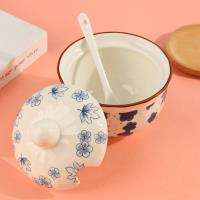 Un grand pot à épices avec un motif en losange (feuille d'érable)