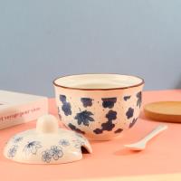 Un grand pot à épices avec un motif en losange (feuille d'érable)