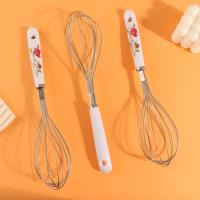 مخفق البيض ذو مقبض من الخزف الأزرق.