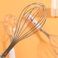 مخفق البيض ذو مقبض من الخزف الأزرق.