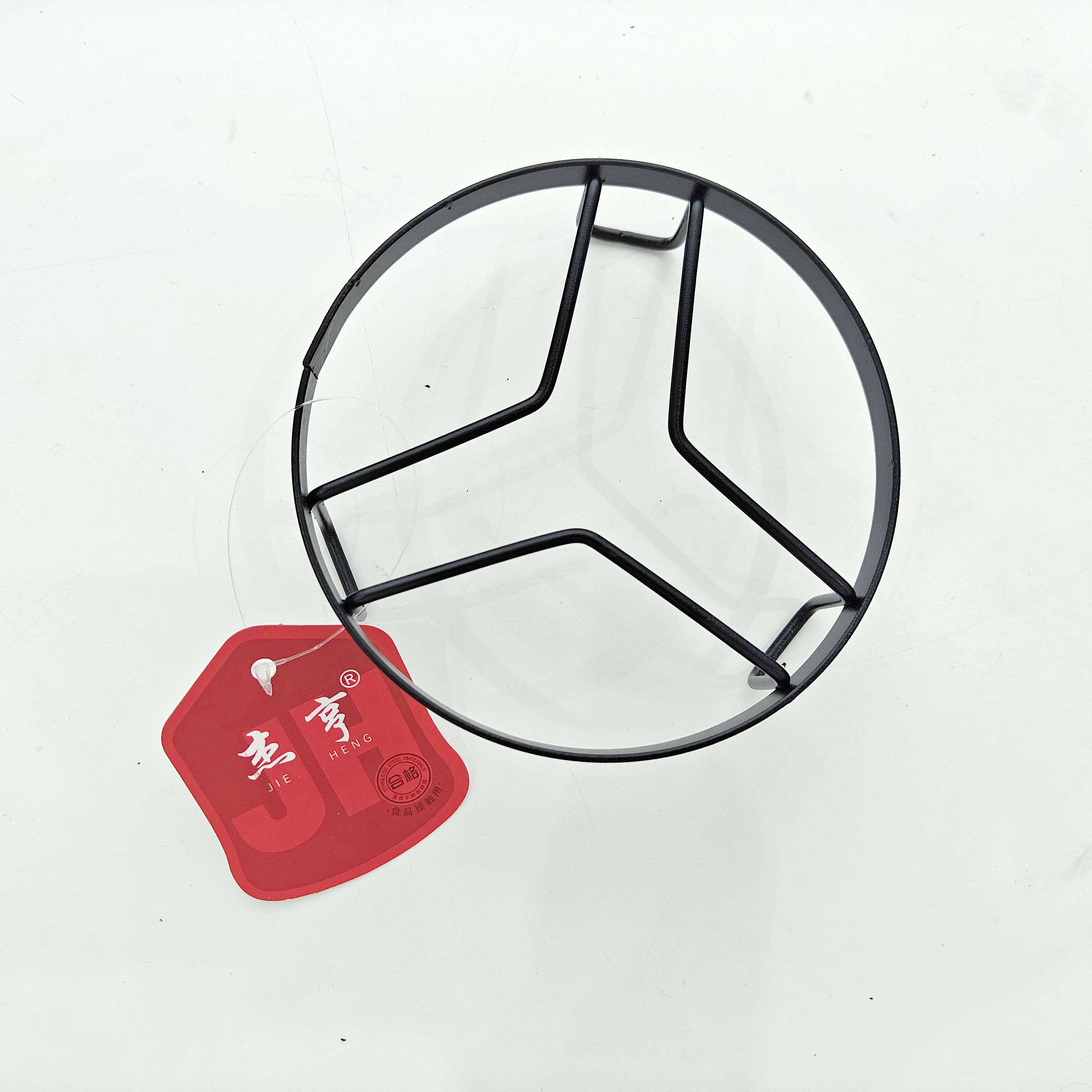 سلّة التبخير الصغيرة ذات اللون الأسود.