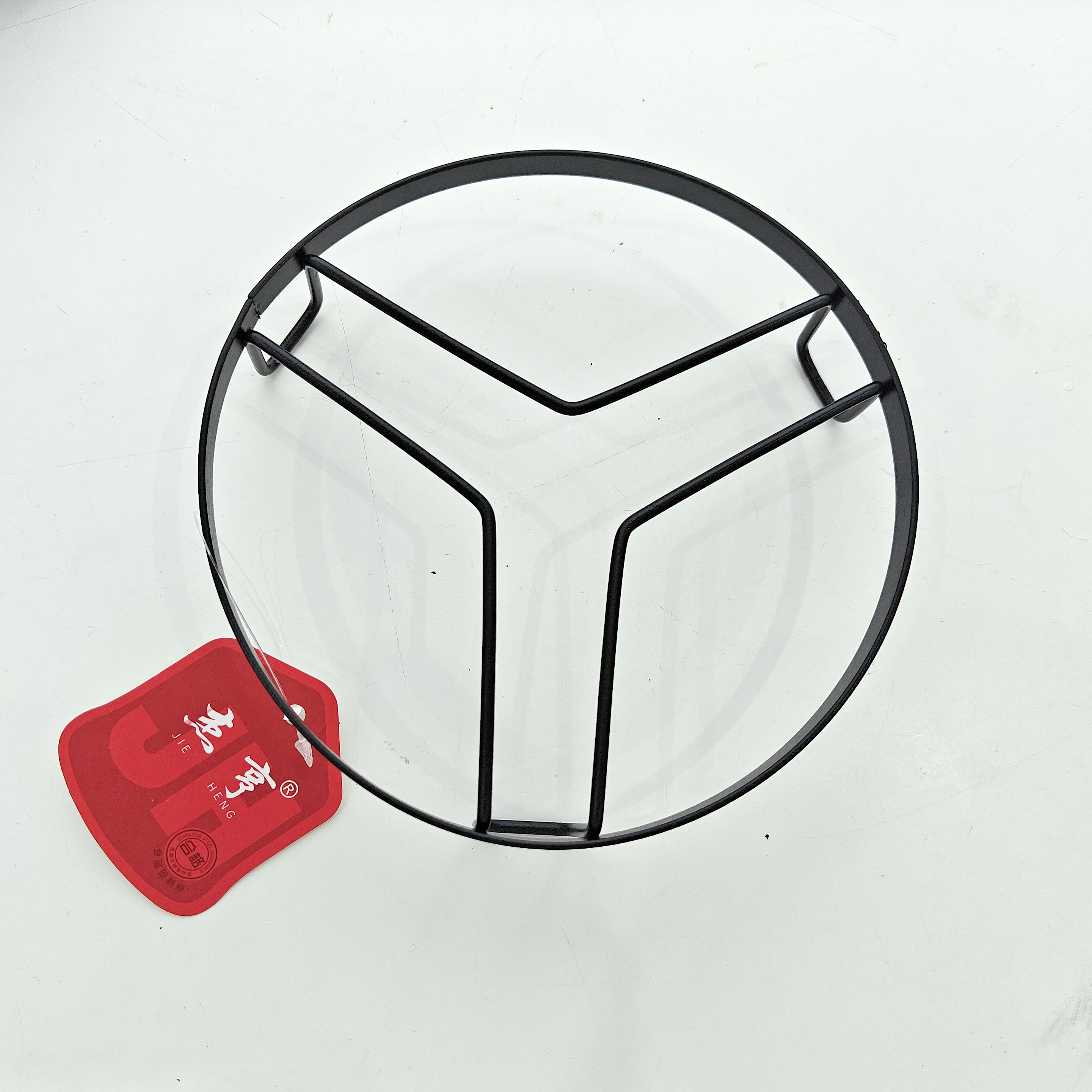 طبق بخاري أسود كبير.