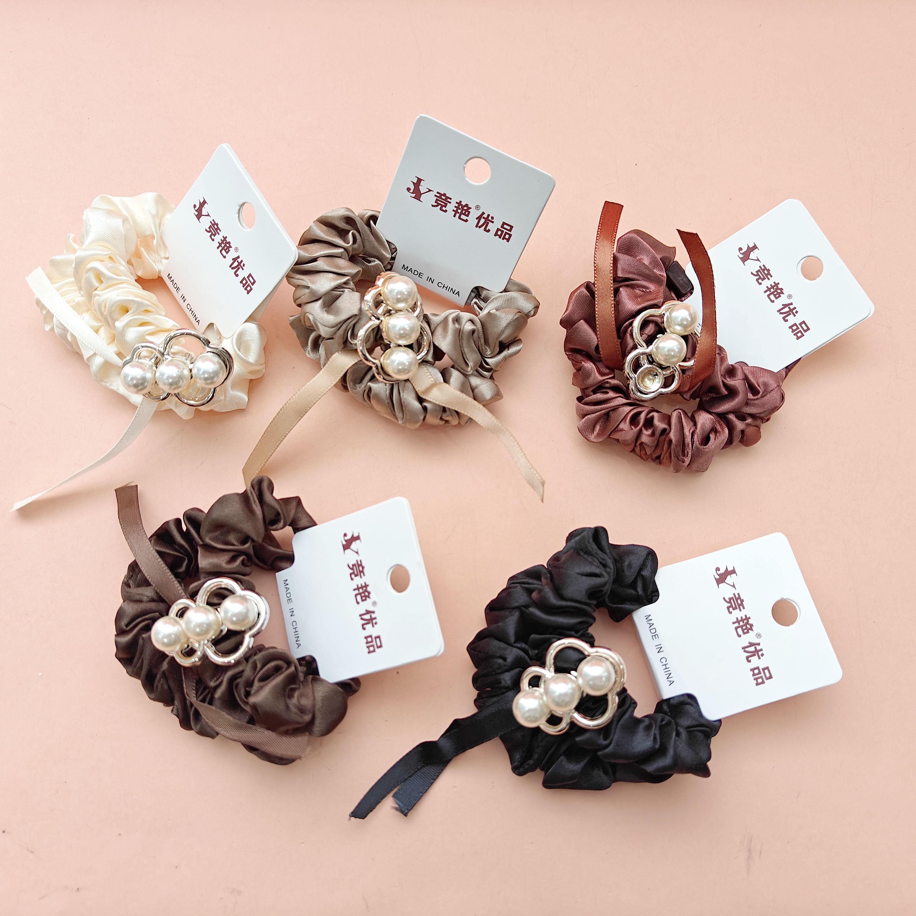 2 hair ties decorated with three exquisite pearls