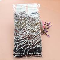 Un élastique à cheveux avec deux rangées de perles incrustées.