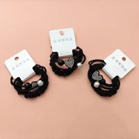 Un ensemble de trois bijoux avec des cristaux Swarovski simples.