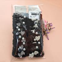 Un ensemble de trois bijoux avec des cristaux Swarovski simples.