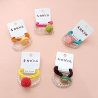 2 élastiques téléphoniques décorés de fruits.