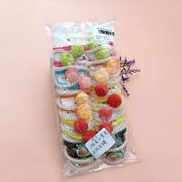 2 élastiques téléphoniques décorés de fruits.