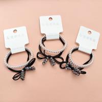 2 élastiques à pince avec des nœuds papillon en cristal.