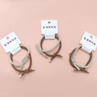 2 élastiques pour cheveux simples de couleur café au lait.