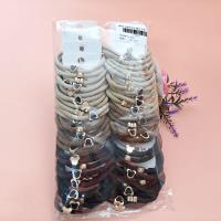 3 cordes avec des embouts en forme de cœur et des filets de couleur terre.