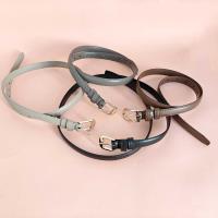 Une ceinture fine en cuir avec une boucle à deux centimètres.