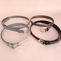 Une ceinture fine en cuir avec une boucle à deux centimètres.