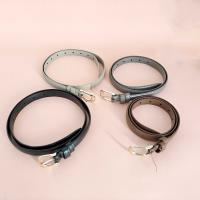 Une ceinture fine en cuir avec une boucle à deux centimètres.