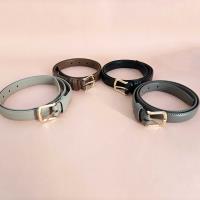 حزام جلدي رفيع بأزرار دبوس بقياس 2.5 سم.