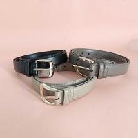 Une ceinture avec une boucle à trois centimètres.