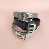 Une ceinture avec une boucle à trois centimètres.