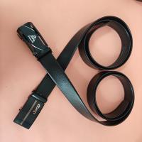 La ceinture automatique en cuir pour hommes avec fermoir en métal (fournie au hasard)