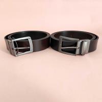 Une ceinture avec une boucle à aiguille pivotante de 3,5 cm.