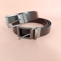 Une ceinture avec une boucle à aiguille pivotante de 3,5 cm.