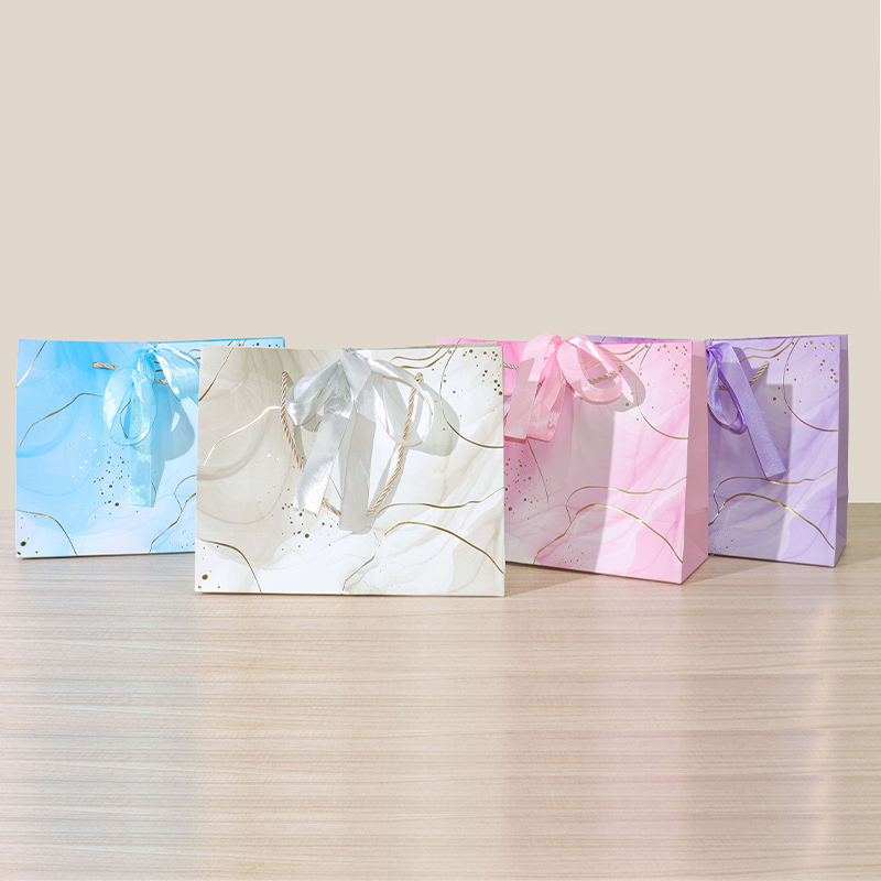 حقيبة حمل مقاس م من طراز XX-6126 المزينة بطباعة مذهبة على شكل شريط.