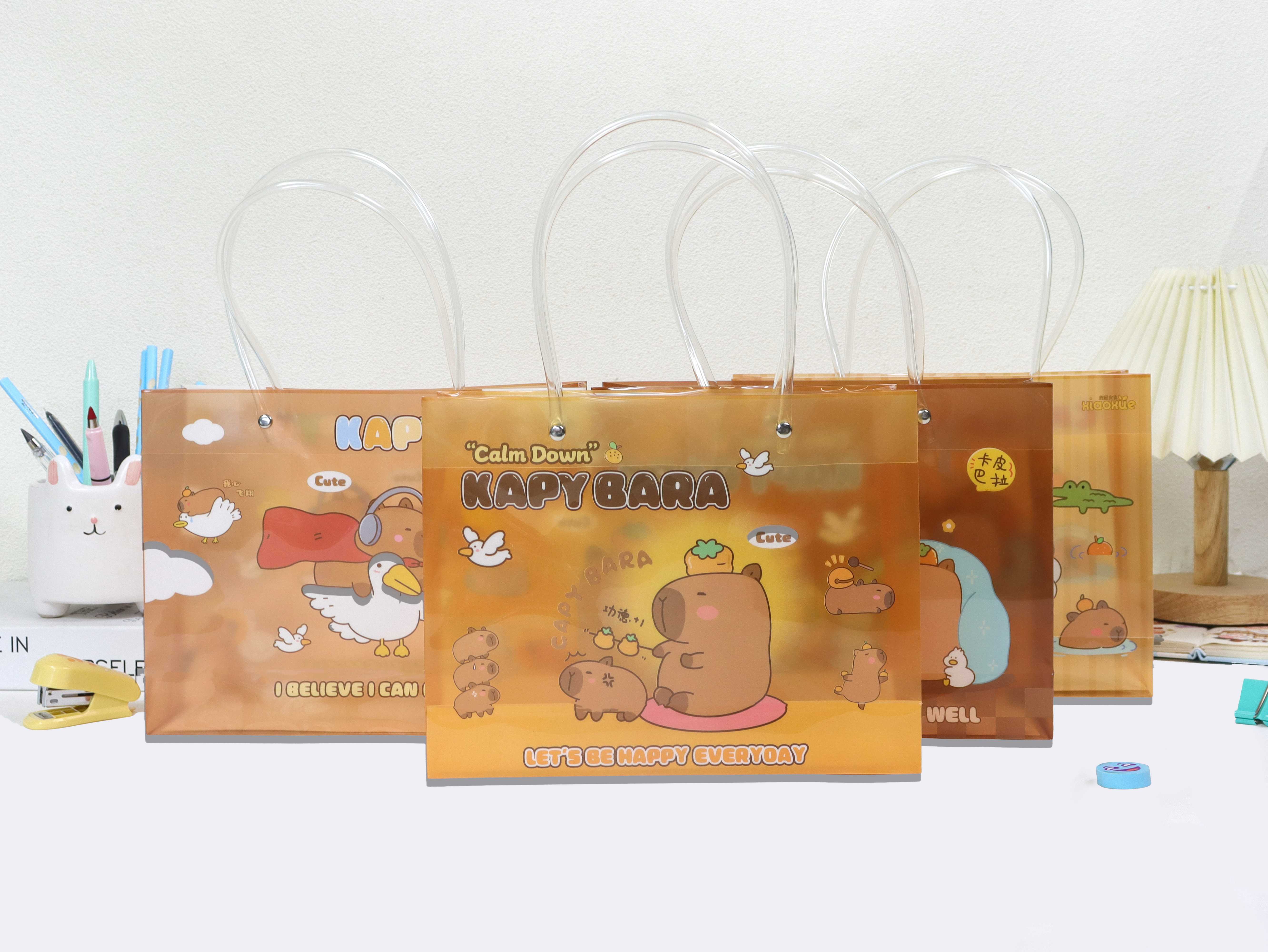 حقيبة يد كابي مقاس M من طراز XX-7813، مزودة بمسامير.