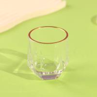 كأس شراب زجاجي سداسي الشكل B5001، بحافةٍ ذهبية.