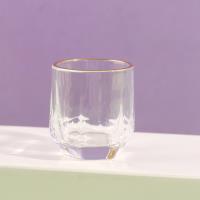 كأس شراب زجاجي سداسي الشكل B5001، بحافةٍ ذهبية.