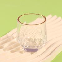 كأس شراب زجاجي سداسي الشكل B5001، بحافةٍ ذهبية.