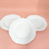 Un plateau peu profond pour la plante aquatique Salvinia molesta.