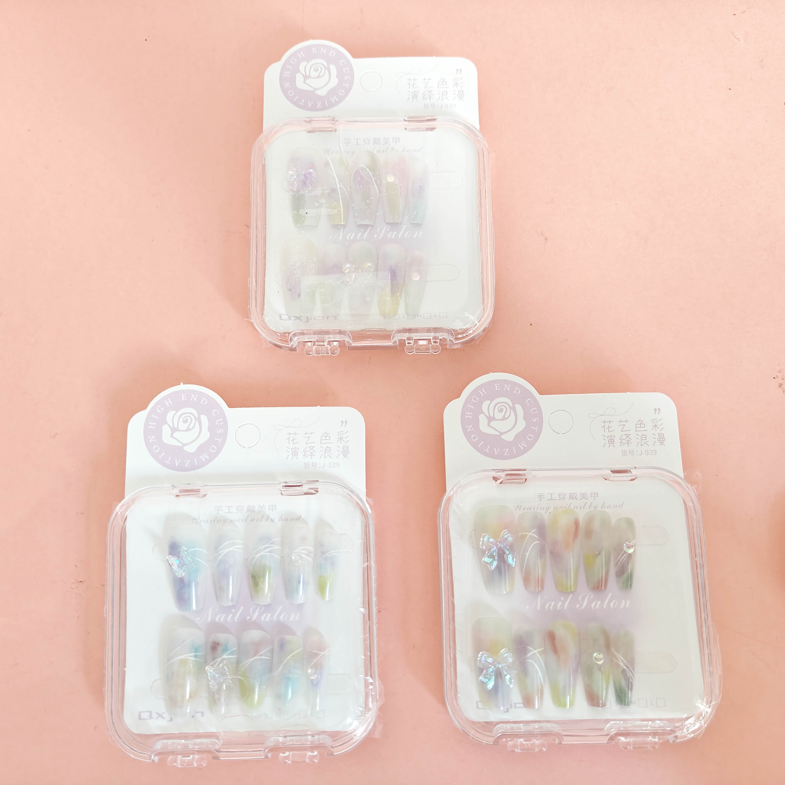 939 أظافر صناعية مزينة بأضواء الشفق القطبي.