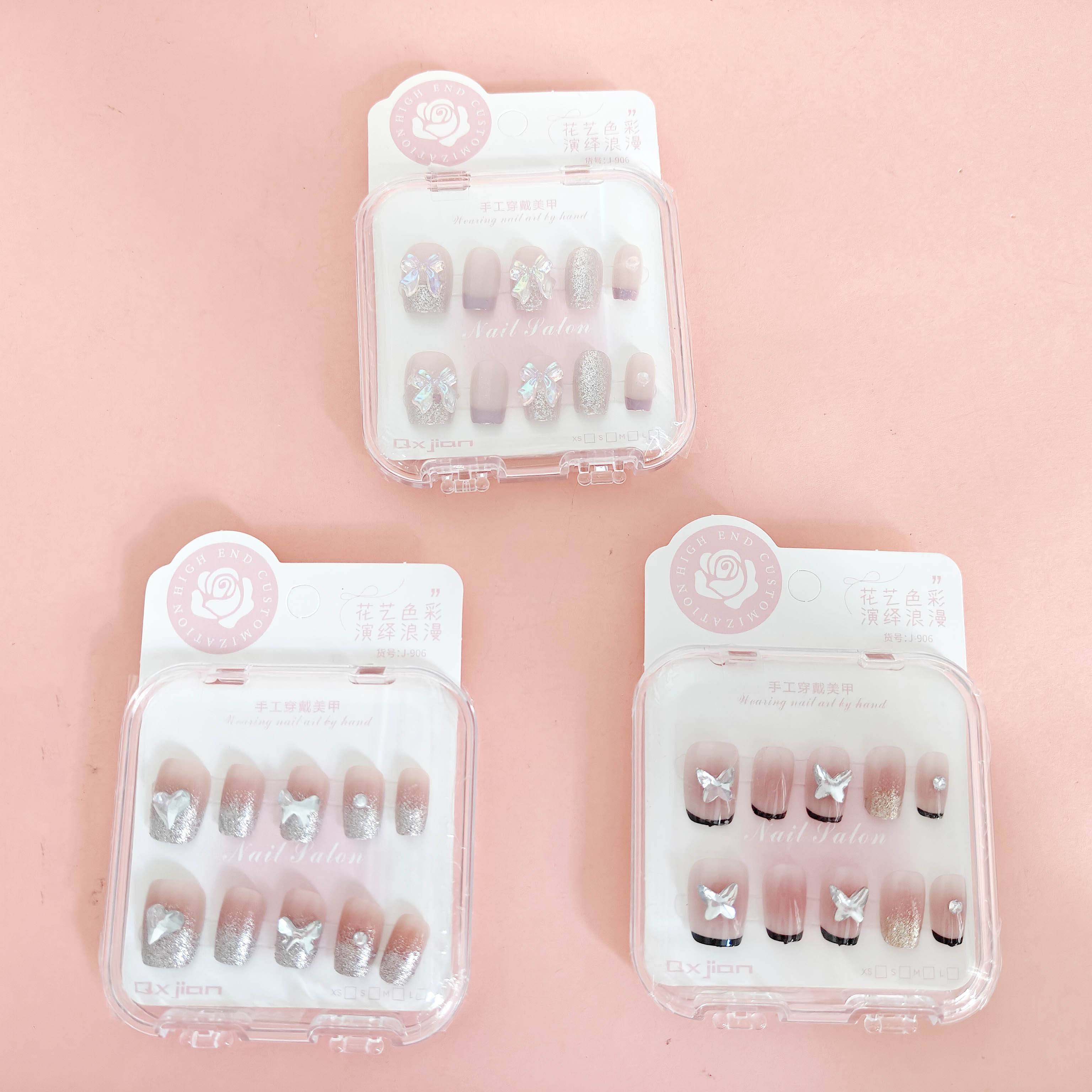 906 ملابس مطرزة بنقوش ذهبية متلألئة وأحجار كريمة.  
ألف.