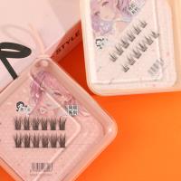 ماسكارا لرموش كاذبة بدون صمغ، على شكل مربع.