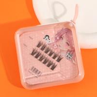 ماسكارا لرموش كاذبة بدون صمغ، على شكل مربع.