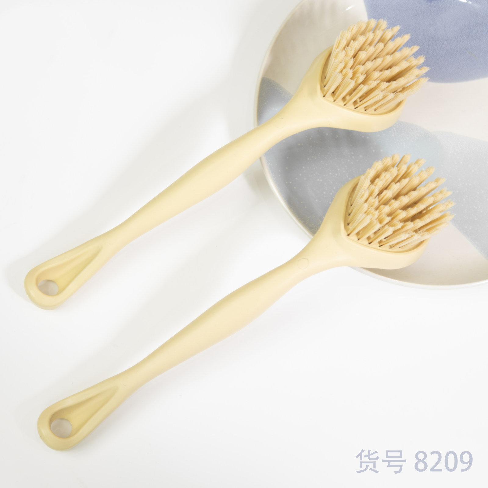 The 8209 multi-purpose pot brush is widely used in the fashion industry.