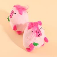 مقلب كيبابيرا بحجم كبير مصنوع من الفراء ولون أحمر.