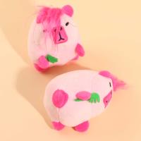 مقلب كيبابيرا بحجم كبير مصنوع من الفراء ولون أحمر.