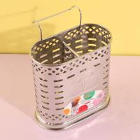 Un porte-baguettes en acier inoxydable de type Dan, pouvant contenir 70 baguettes.