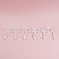 8652 زهور بيضاء مزدوجة الصفوف مع ستة أقواس.